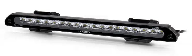  Disse brakettene monteres bak lampen og kan skyves langs hele langsiden på lampen for en perfekt montering.